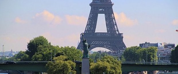 Статуя Свободы в Париже.