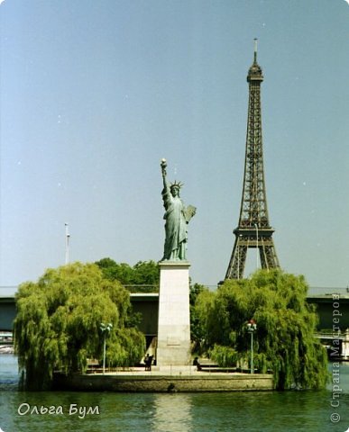Статуя Свободы в Париже.