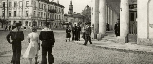 На проспекте Ленина у Гостиного двора. Кронштадт. 1944 – 1945.